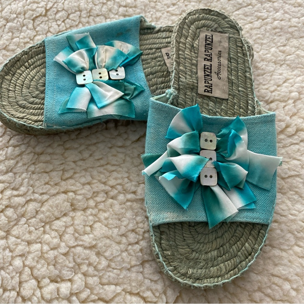 Rapunzel Rapunzel Beach slide Turquoise Sandals with Bows & Buttons 7 M